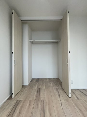 【収納】 | ファミール兵庫 | 洋室 約6.0帖
リビングと続きで使える隣接洋室。
東向きで明るく、収納付きで寝室にも便利。