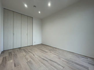 【洋室】 | ファミール兵庫 | 洋室 約6.0帖
リビングと続きで使える隣接洋室。
東向きで明るく、収納付きで寝室にも便利。