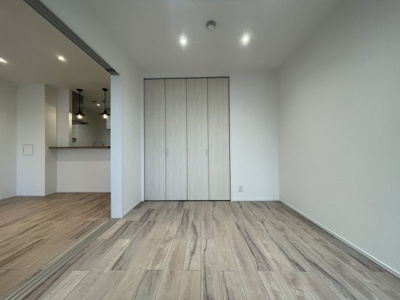 【洋室】 | ファミール兵庫 | 洋室 約6.0帖
リビングと続きで使える隣接洋室。
東向きで明るく、収納付きで寝室にも便利。