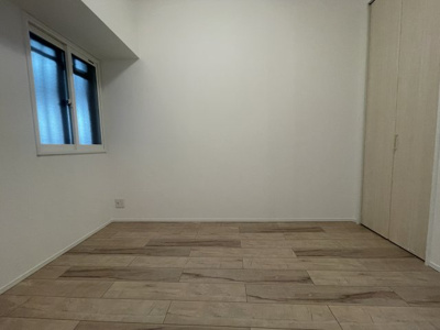 【洋室】 | ファミール兵庫 | 洋室 約5.0帖
クローゼット付きの洋室。
エアコン設置済みで、配管が目立たないすっきりとした仕上がり。