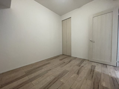 【洋室】 | ファミール兵庫 | 洋室 約5.0帖
クローゼット付きの洋室。
エアコン設置済みで、配管が目立たないすっきりとした仕上がり。