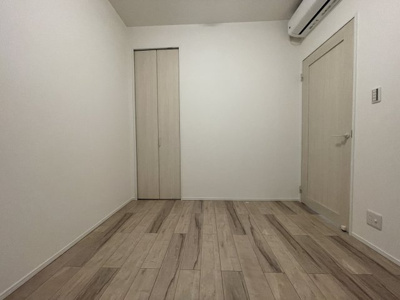 【洋室】 | ファミール兵庫 | 洋室 約5.0帖
クローゼット付きの洋室。
エアコン設置済みで、配管が目立たないすっきりとした仕上がり。