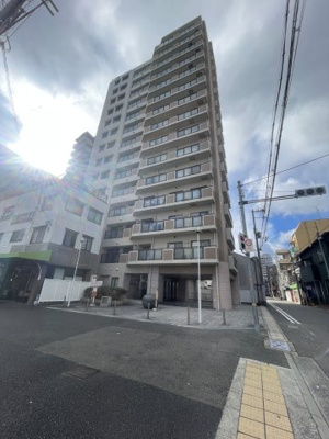 【外観】 | ファミール兵庫 | 外観
総戸数100戸超の大規模マンション。管理体制が整い、将来を見据えて安心できる住まい。