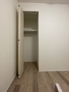 【収納】 | ファミール兵庫 | 洋室 約5.0帖
クローゼット付きの洋室。
エアコン設置済みで、配管が目立たないすっきりとした仕上がり。