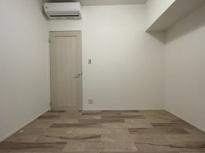 【洋室】 | ファミール兵庫 | 洋室 約5.0帖
クローゼット付きの洋室。
エアコン設置済みで、配管が目立たないすっきりとした仕上がり。