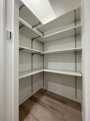 【収納】 | ファミール兵庫 | 収納スペース
アーチ壁が印象的な収納。可動棚付きで用途に合わせて調整可能。