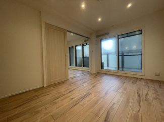 【居間・リビング】 | ファミール兵庫 | LD
東向きで朝の光が心地よく差し込むリビング。
ゆとりある空間に、通信機器をスマートにまとめられるニッチ付き。
明るさとすっきり感を両立した居心地の良い空間です。