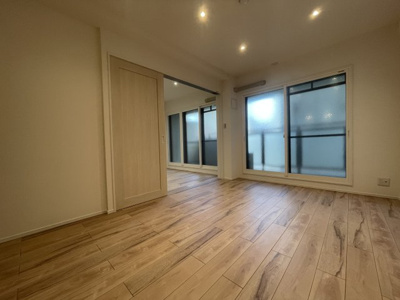 【居間・リビング】 | ファミール兵庫 | LD
東向きで朝の光が心地よく差し込むリビング。
ゆとりある空間に、通信機器をスマートにまとめられるニッチ付き。
明るさとすっきり感を両立した居心地の良い空間です。