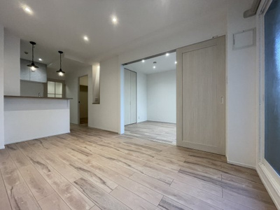 【ダイニング】 | ファミール兵庫 | DK
リビングと一体感のあるオープンキッチンのダイニングスペース。
視線が抜け、家族との会話が自然と生まれるレイアウトで、食事やくつろぎの時間を心地よく演出します。