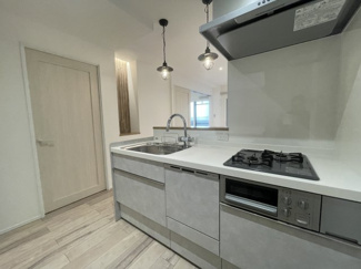 【キッチン】 | ファミール兵庫 | キッチン
食洗機付きのシステムキッチン。浄水器内蔵のグースネック水栓が空間のアクセントに。
コンパクトながら使い勝手の良いカップボード付き。