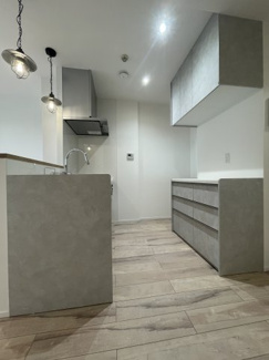 【キッチン】 | ファミール兵庫 | キッチン
食洗機付きのシステムキッチン。
浄水器内蔵のグースネック水栓が空間のアクセントに。
コンパクトながら使い勝手の良いカップボード付き。