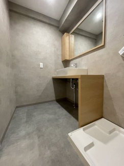 【洗面所】 | ファミール兵庫 | 洗面スペース
ホテルライクなデザインの洗面化粧台。毎日の身支度も気分良く。