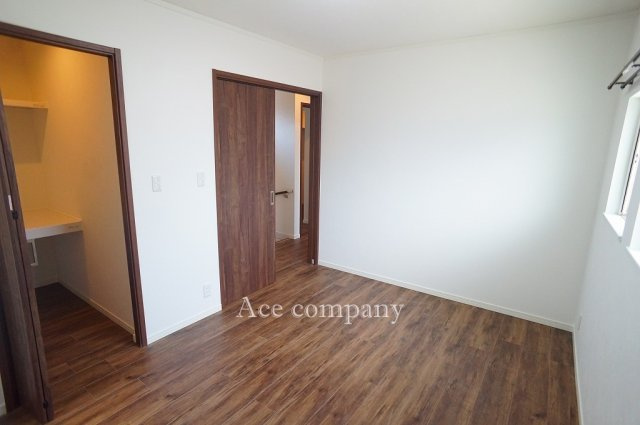 【子供部屋】 | 東大阪市御厨南2丁目 | 【2階：南側洋室5.5帖】ウォークインクローゼット付きのお部屋です♪