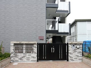 レオパレスミダスコート古曽部のエントランス