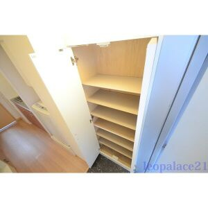 レオパレスミダスコート古曽部の玄関