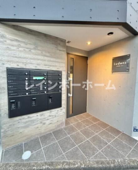 Ludens AYASE E-stのエントランス