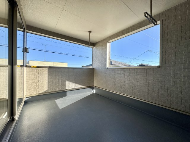 浜松市浜名区豊保　第1　1号棟のバルコニー|屋根があるので急な雨で洗濯物が濡れてしまうのを防げたり、強い日差しからお洗濯ものを守ってくれそうですね♪