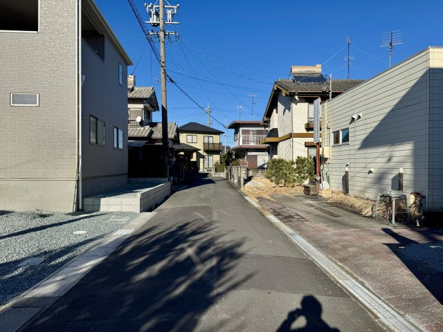 浜松市浜名区豊保　第1　1号棟の前面道路含む現地写真|前面道路を南側から北向きに撮影しました。