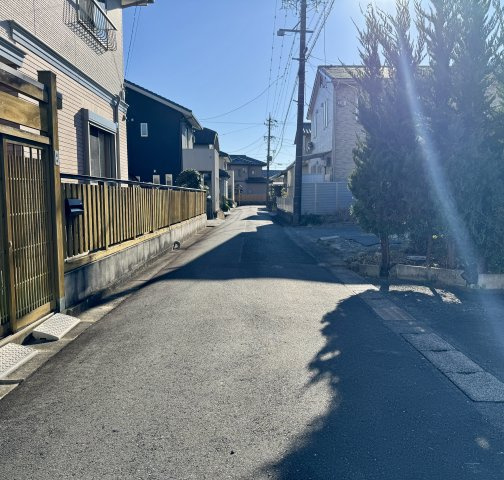 浜松市浜名区豊保　第1　1号棟の前面道路含む現地写真|前面道路を北側から南向きに撮影しました。