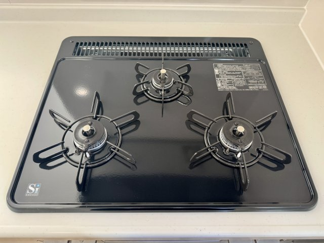 浜松市浜名区豊保　第1　1号棟の設備|ガスコンロは三口です。