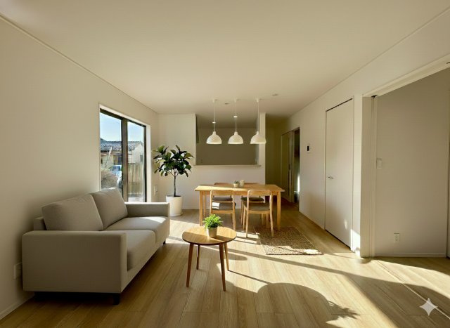 浜松市浜名区豊保　第1　1号棟の外観|LDKに家具を配置してみたイメージ画像です。