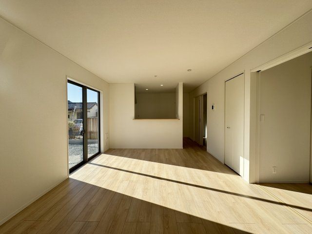 浜松市浜名区豊保　第1　1号棟の居間・リビング|ポカポカ陽当り良好の約16帖リビング！