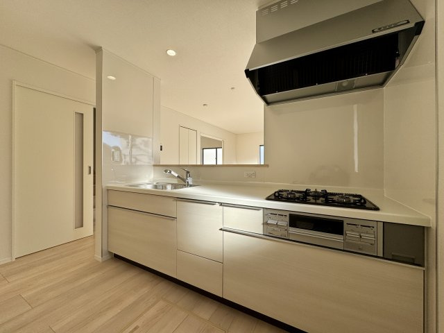 浜松市浜名区豊保　第1　1号棟のキッチン|キッチンからはリビング全体が良く見渡せる間取りになっています！