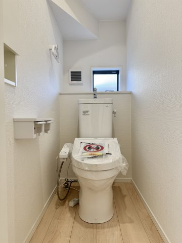 浜松市浜名区豊保　第1　1号棟のトイレ|トイレは各階に設置されており、忙しい朝の時間帯もスムーズに使用可能です。