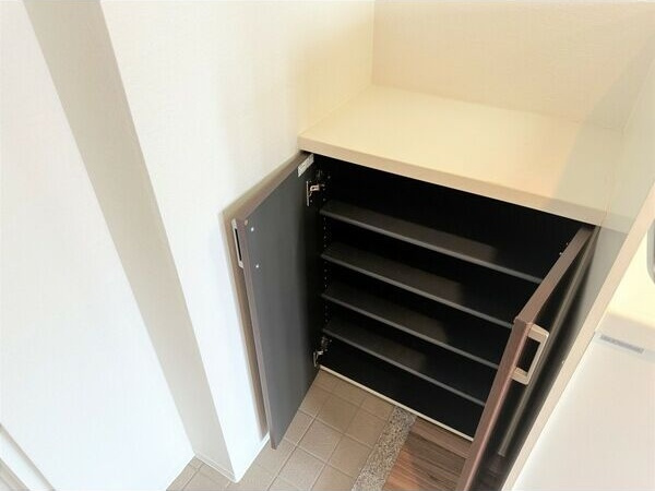 GRANDUKE代官町の玄関