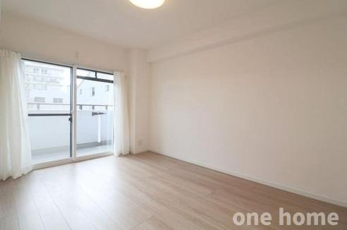 ユニハイム十三野中の洋室|◆約6.0帖洋室 別角度です！南向きバルコニーから陽光差し込む明るいお部屋です！