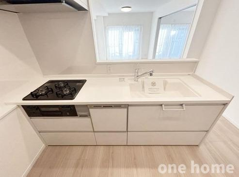 ユニハイム十三野中のキッチン|◆白を基調とした清潔感のあるシステムキッチンです！
◆グリル付３口ガスコンロ搭載！時短のマストアイテム食洗機完備です！