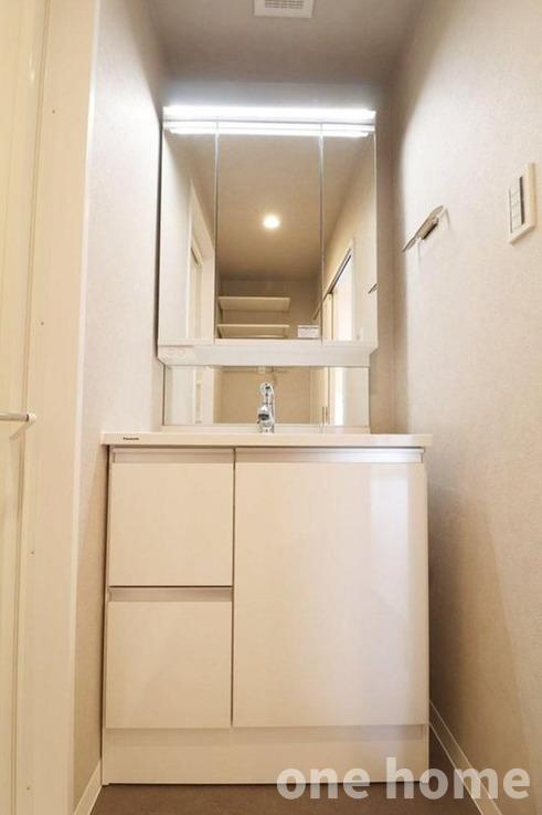 ユニハイム十三野中の独立洗面台|◆三面鏡の洗面化粧台です！ミラー背面と洗面ボウル下に日用品をしっかり収納できます！