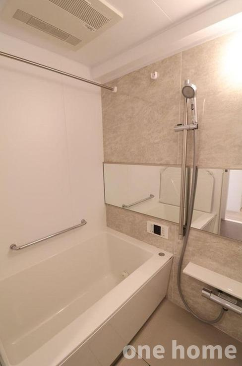 ユニハイム十三野中の浴室|◆広々とした浴室で、一日の疲れをリフレッシュできそうですね♪
◆浴室暖房乾燥機が完備され、年間を通して快適なバスタイムをお楽しみいただけます！