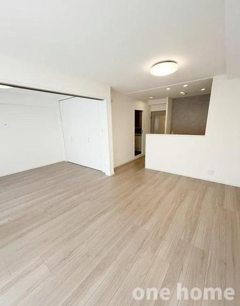 ユニハイム十三野中の居間・リビング|◆リビングと洋室の間は上吊式スライドドアにつき、床にレールがなくお掃除ラクチン♪一体感が生まれ空間をより広く感じます♪