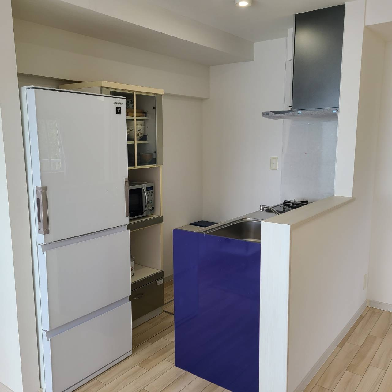 東熱海マリンハイツAのキッチン|コンパクトなキッチンで掃除もラクラク