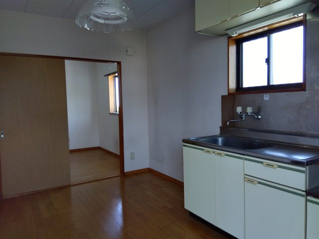 ベルウッド大淵　富士市大淵の居間・リビング|窓から部屋にやわらかな陽光が注ぎます。