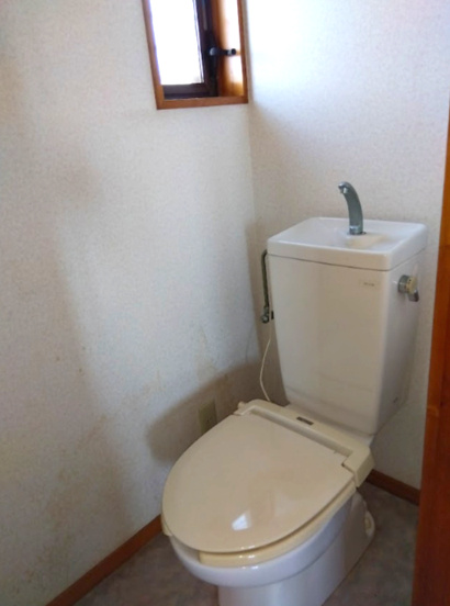 ベルウッド大淵　富士市大淵のトイレ|トイレには窓があり明るい室内です。シンプルで使い勝手のよいトイレです。