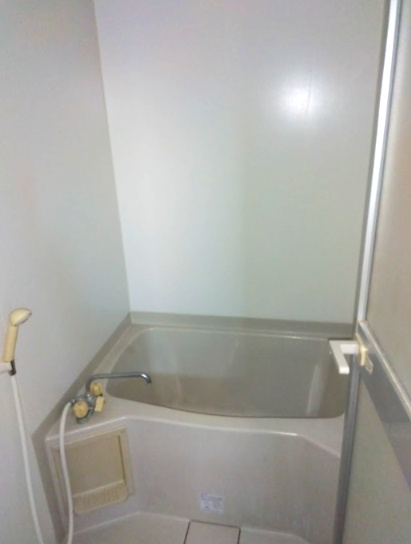 ベルウッド大淵　富士市大淵の浴室|シンプルで使い勝手の良いお風呂です。タイルが白いので空間が広く感じます。