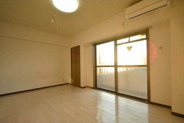 メゾンドレーヌの居間・リビング