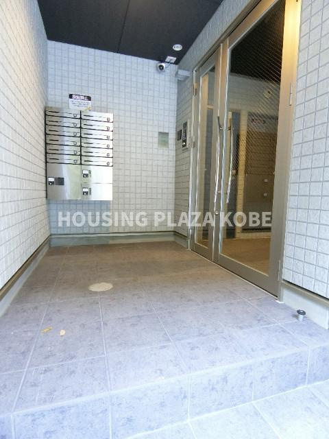 エヌエムサンカンテキャトフＢ棟のエントランス|オートロック付きで安心。宅配ボックスあり。