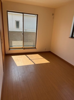 【洋室】 | 平塚市横内 中古戸建て | 2面採光・南面に窓：洋室7.5帖（2階）
