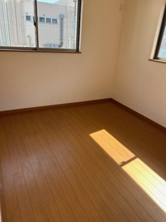 【洋室】 | 平塚市横内 中古戸建て | 2面採光・南面に窓：洋室6帖（2階・南）