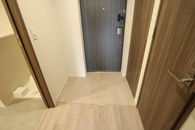 コンフォリア・リブ新大阪西宮原ソルテラスの玄関