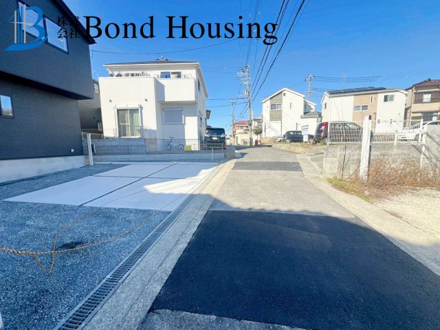 周辺環境充実で生活しやすい　玉津町新方　限定1棟の前面道路含む現地写真