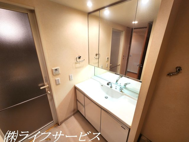 【洗面所】 | ネバーランド神崎川 | 三面鏡タイプのシャワー付洗面化粧台！（※リフォーム前撮影）