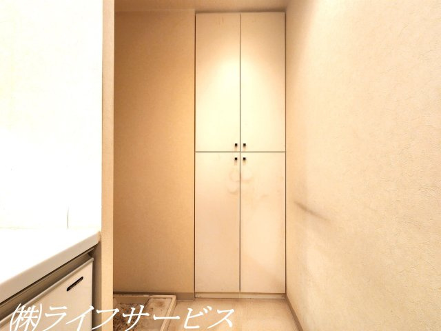 【洗面所】 | ネバーランド神崎川 | 洗面室／リネン庫２ヶ所あり（※リフォーム前撮影）