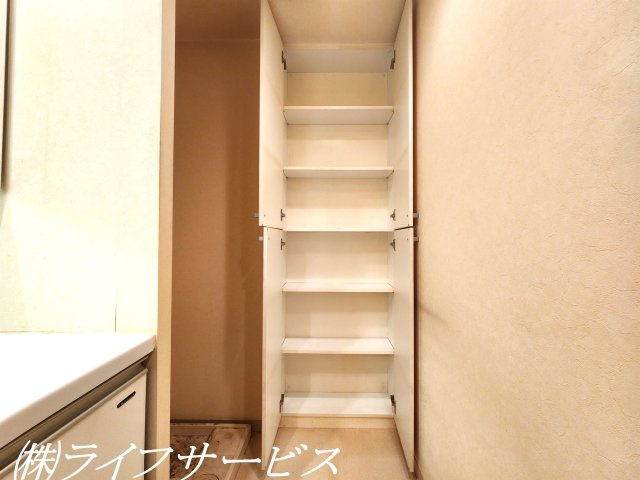 【洗面所】 | ネバーランド神崎川 | 洗面室／リネン庫２ヶ所あり（※リフォーム前撮影）