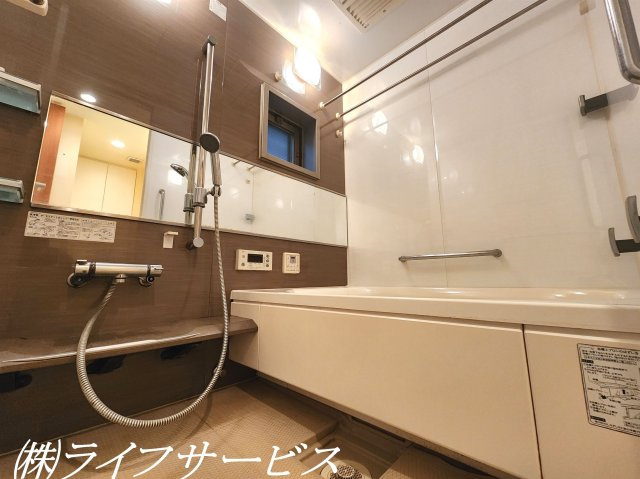 【浴室】 | ネバーランド神崎川 | 浴室／換気にうれしい窓有！自動お湯張り、追い焚き機能あり！ミストサウナ付浴室暖房乾燥機あり！（※リフォーム前撮影）