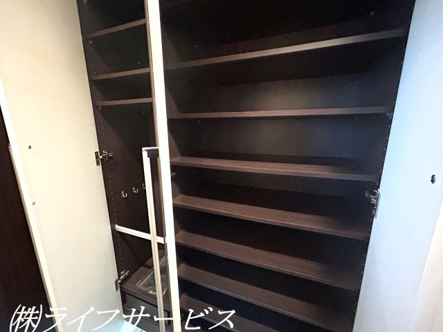 【玄関】 | ネバーランド神崎川 | 玄関／天井高のシューズボックス有（※リフォーム前撮影）