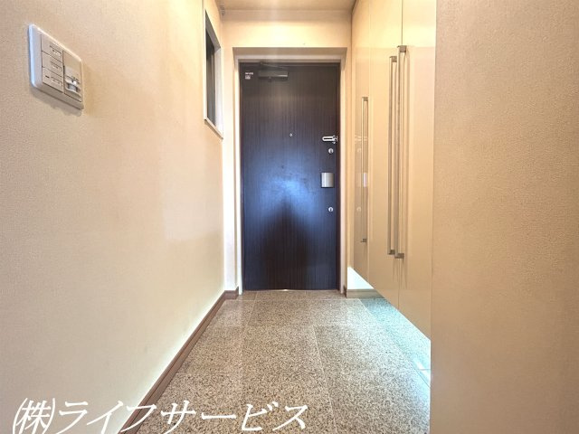 【玄関】 | ネバーランド神崎川 | 玄関／天井高のシューズボックス有（※リフォーム前撮影）